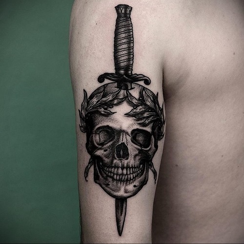 tattoo-dagger-with-skull