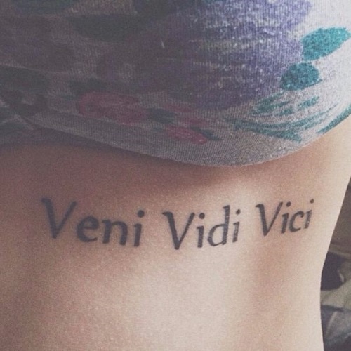 woman-under-boob-veni-vidi-vici-tattoo-idea